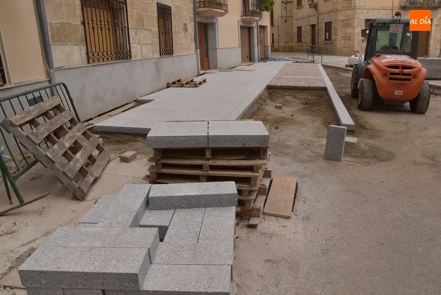 Foto 5 - Instaladas unas vallas de protecci&oacute;n y bancos de madera en el Campo de Carniceros