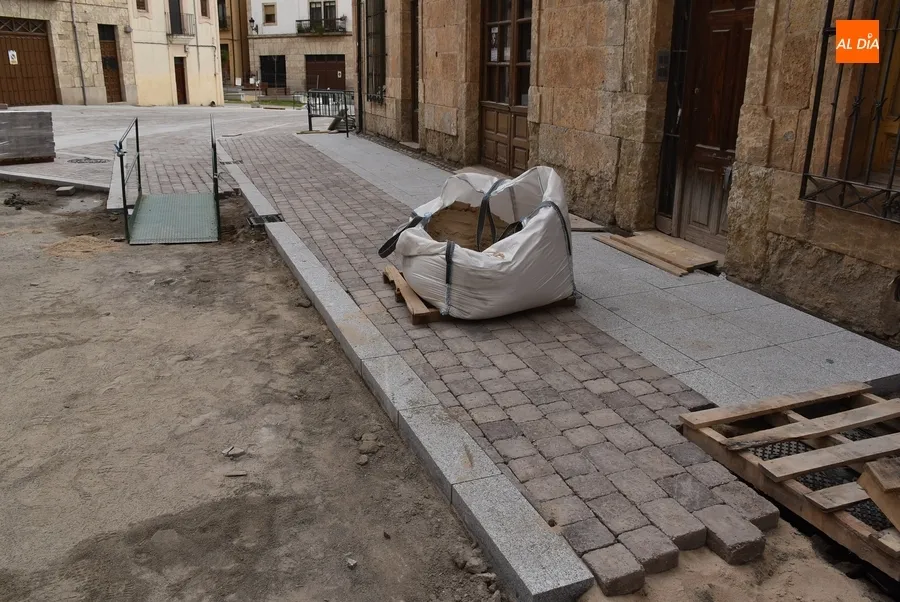Foto 6 - Instaladas unas vallas de protecci&oacute;n y bancos de madera en el Campo de Carniceros