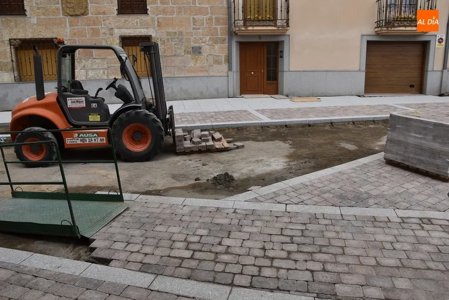 Foto 7 - Instaladas unas vallas de protecci&oacute;n y bancos de madera en el Campo de Carniceros
