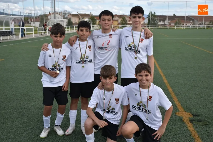 Foto 8 - El Infantil del Ciudad Rodrigo redondea un d&iacute;a de convivencia ganando al Munibar Pizarrales