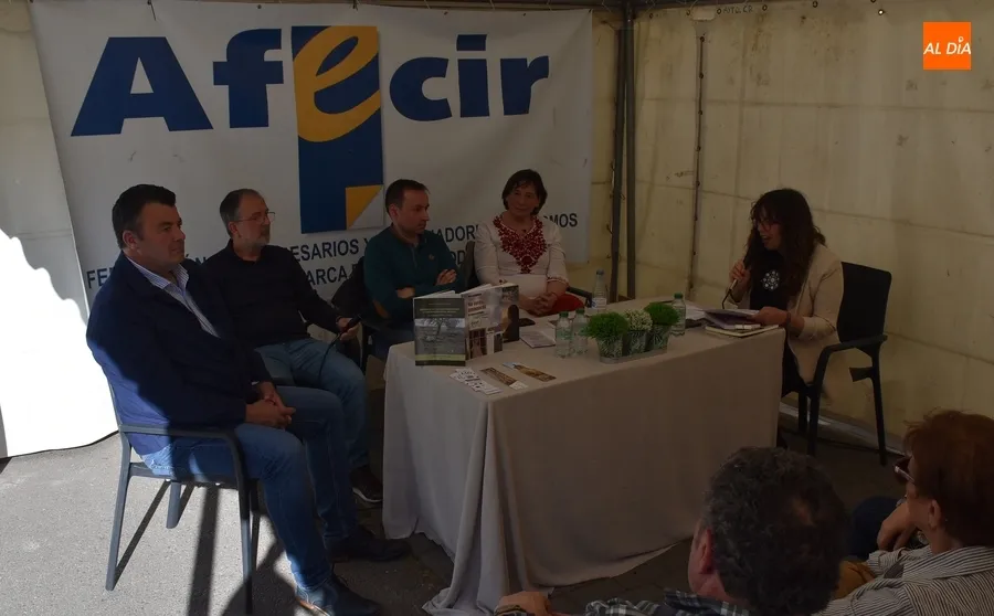 Foto 2 - Rematada la Feria del Libro con una &uacute;ltima tertulia y un viaje final a los mundos de Arrabal