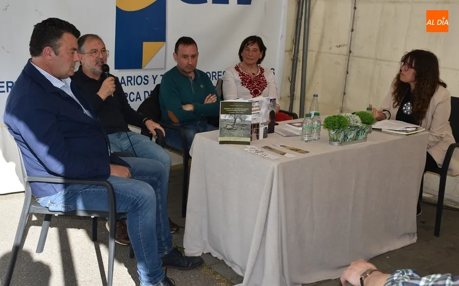 Foto 4 - Rematada la Feria del Libro con una &uacute;ltima tertulia y un viaje final a los mundos de Arrabal