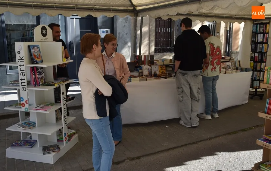 Foto 6 - Rematada la Feria del Libro con una &uacute;ltima tertulia y un viaje final a los mundos de Arrabal