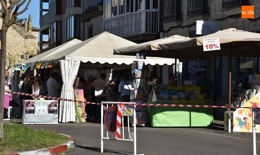 Foto 7 - Rematada la Feria del Libro con una &uacute;ltima tertulia y un viaje final a los mundos de Arrabal