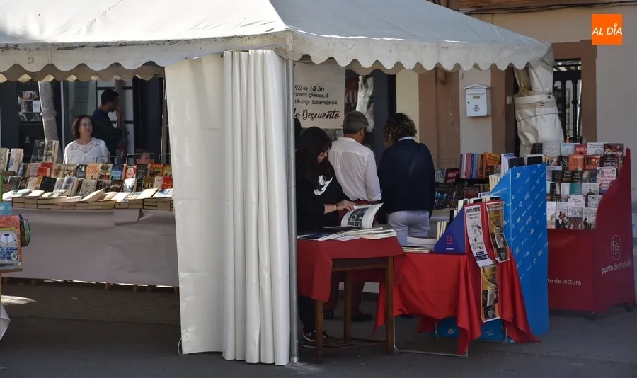 Foto 9 - Rematada la Feria del Libro con una &uacute;ltima tertulia y un viaje final a los mundos de Arrabal