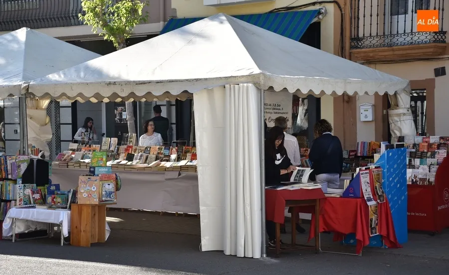 Foto 10 - Rematada la Feria del Libro con una &uacute;ltima tertulia y un viaje final a los mundos de Arrabal