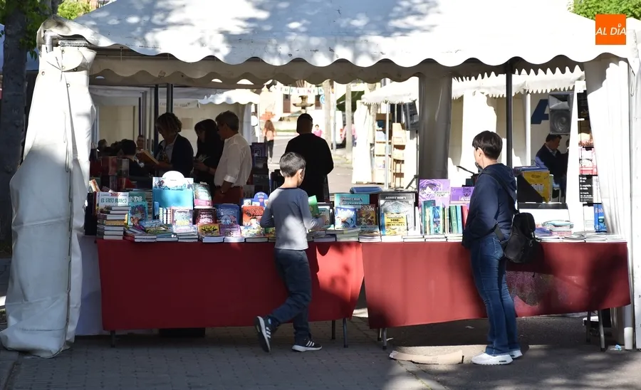 Foto 11 - Rematada la Feria del Libro con una &uacute;ltima tertulia y un viaje final a los mundos de Arrabal
