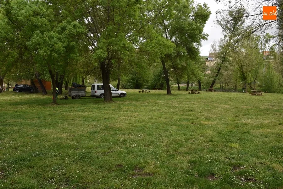 Foto 7 - &Uacute;ltimos retoques en el entorno del r&iacute;o para un incierto Lunes de Aguas debido a Pierrick