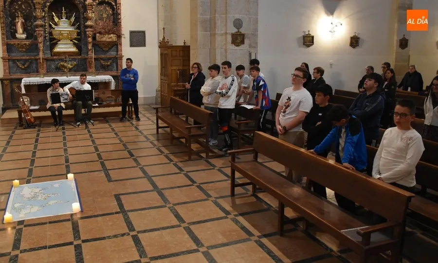 Foto 10 - Redondeada con una Vigilia las cl&aacute;sicas &lsquo;12 Horas de Oraci&oacute;n por las Vocaciones&rsquo;