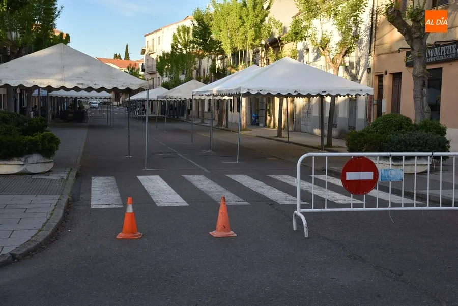 Foto 2 - Cortada al tr&aacute;fico la calle Lorenza Iglesias debido a las carpas para la Feria del Libro
