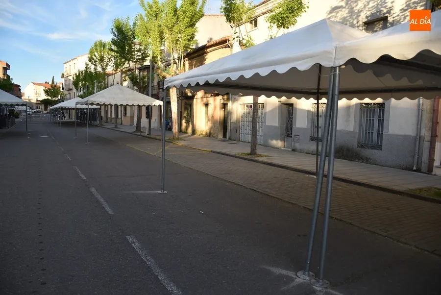 Foto 3 - Cortada al tr&aacute;fico la calle Lorenza Iglesias debido a las carpas para la Feria del Libro