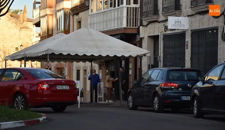 Foto 4 - Cortada al tr&aacute;fico la calle Lorenza Iglesias debido a las carpas para la Feria del Libro
