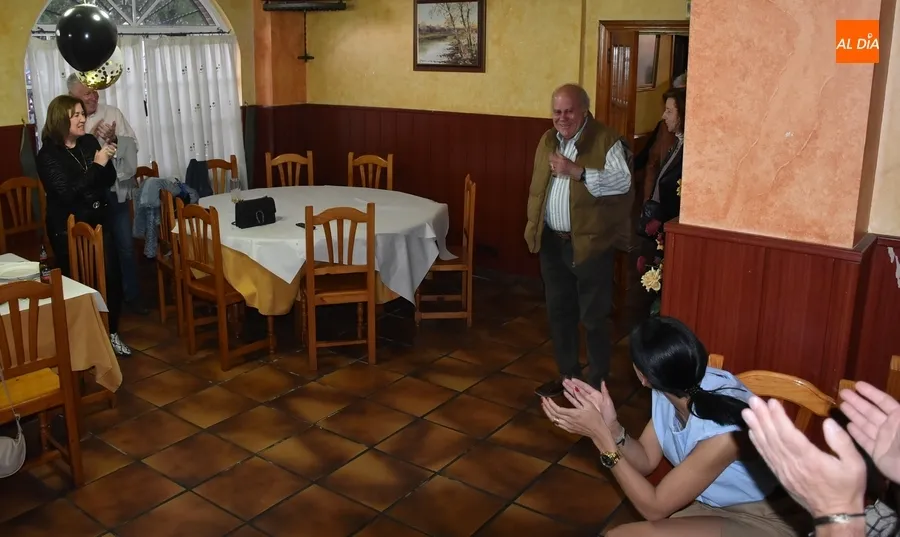 Foto 2 - Juan Luis Benito recibe un homenaje sorpresa por su jubilaci&oacute;n