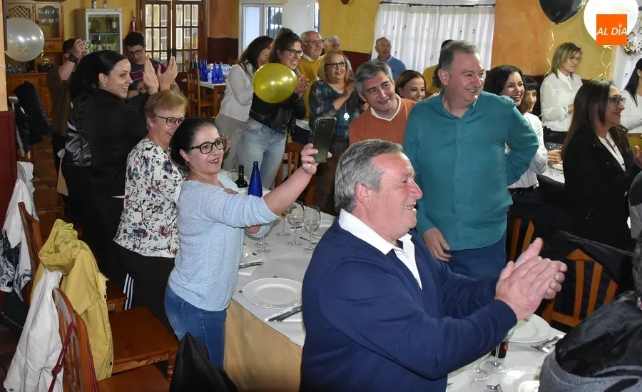 Foto 5 - Juan Luis Benito recibe un homenaje sorpresa por su jubilaci&oacute;n