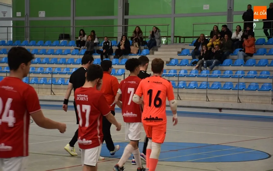 Foto 2 - El III Juvenil obtiene premio tras remar a contracorriente ante el Carballi&ntilde;o gallego