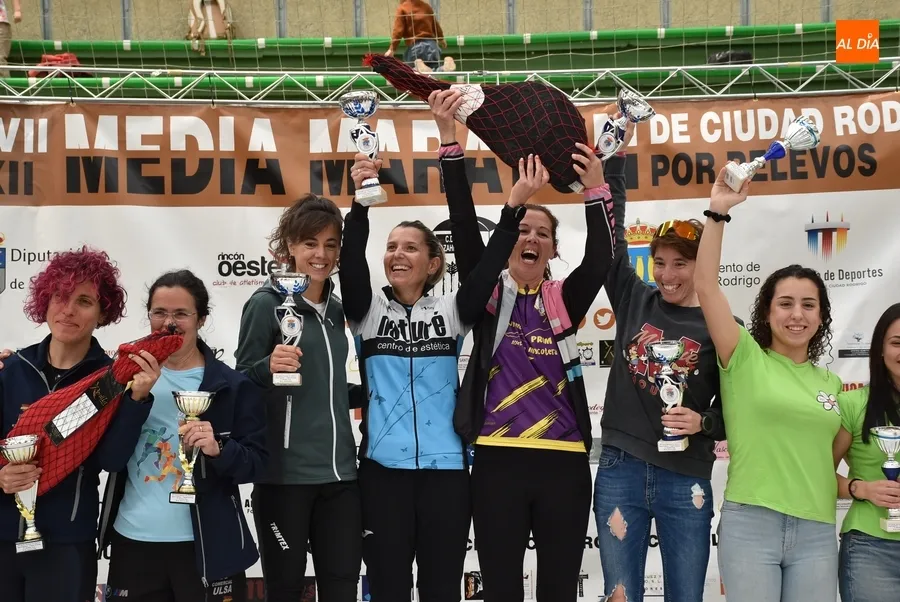 Foto 7 - Los subcampeones de 2023, Antonio Silva y Alessandra Santamar&iacute;a, ganan la Media Marat&oacute;n 2024