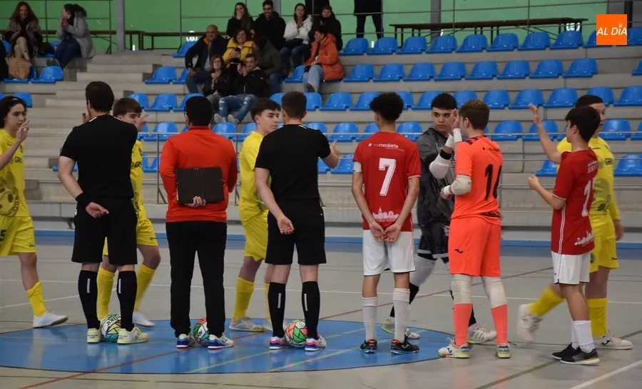 Foto 3 - El III Juvenil obtiene premio tras remar a contracorriente ante el Carballi&ntilde;o gallego