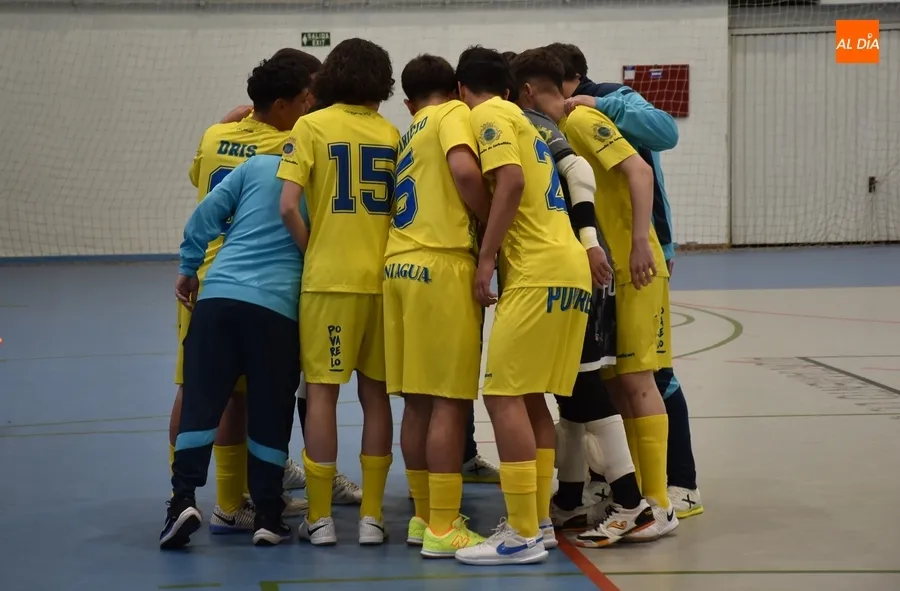 Foto 4 - El III Juvenil obtiene premio tras remar a contracorriente ante el Carballi&ntilde;o gallego