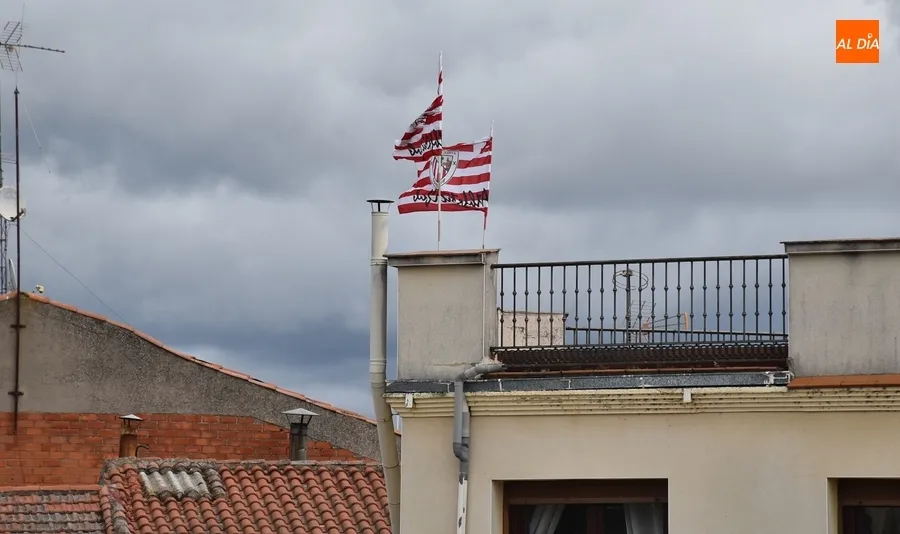 Foto 2 - Banderas del Athletic Club ondean en Mir&oacute;briga de cara a la final de Copa del s&aacute;bado