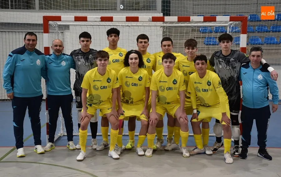 Foto 5 - El III Juvenil obtiene premio tras remar a contracorriente ante el Carballi&ntilde;o gallego