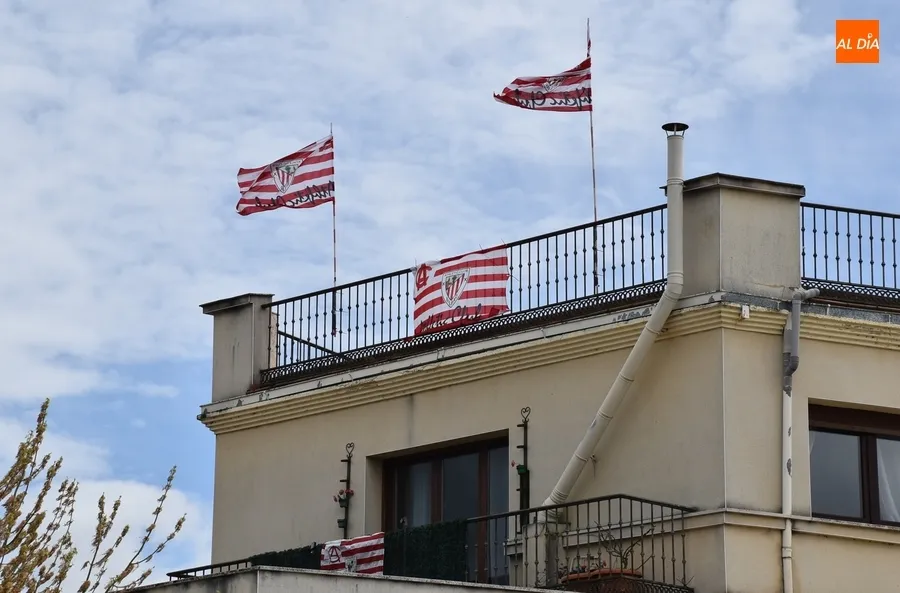Foto 3 - Banderas del Athletic Club ondean en Mir&oacute;briga de cara a la final de Copa del s&aacute;bado