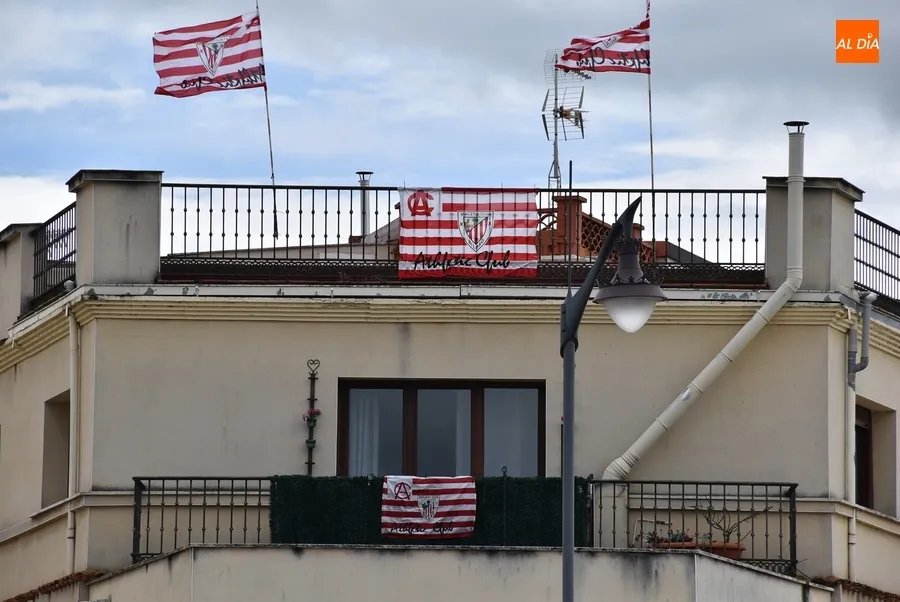 Foto 4 - Banderas del Athletic Club ondean en Mir&oacute;briga de cara a la final de Copa del s&aacute;bado