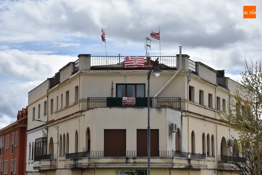 Foto 5 - Banderas del Athletic Club ondean en Mir&oacute;briga de cara a la final de Copa del s&aacute;bado