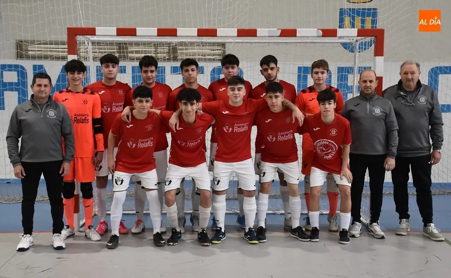 Foto 6 - El III Juvenil obtiene premio tras remar a contracorriente ante el Carballi&ntilde;o gallego