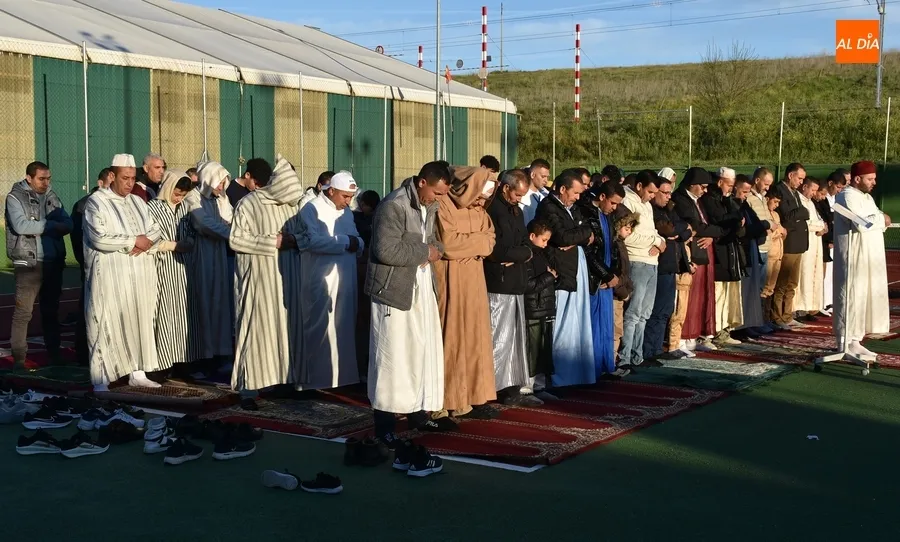 Foto 2 - La Comunidad Isl&aacute;mica de Mir&oacute;briga y comarca cierra el Ramad&aacute;n rezando al aire libre