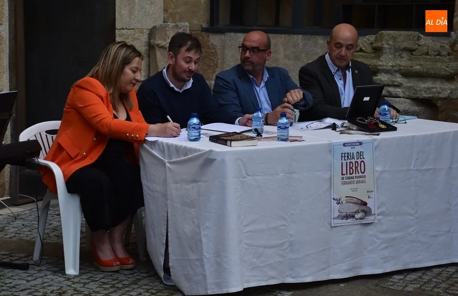 Foto 3 - La Feria del Libro escribe su 1&ordm; cap&iacute;tulo con el Convento de San Francisco como novedoso escenario