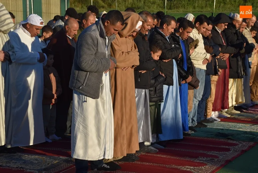 Foto 4 - La Comunidad Isl&aacute;mica de Mir&oacute;briga y comarca cierra el Ramad&aacute;n rezando al aire libre