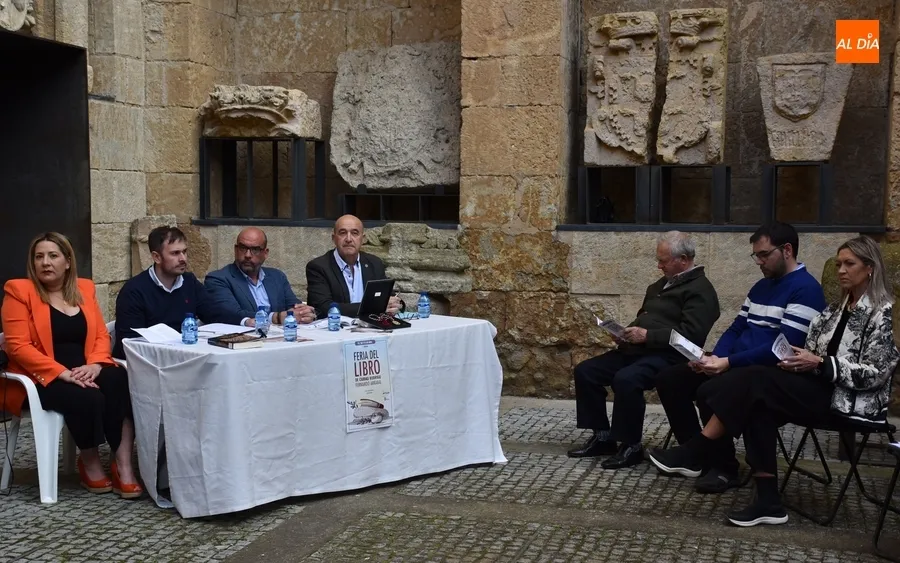 Foto 7 - La Feria del Libro escribe su 1&ordm; cap&iacute;tulo con el Convento de San Francisco como novedoso escenario
