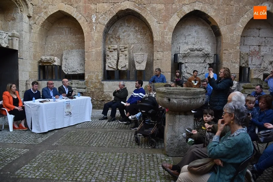 Foto 11 - La Feria del Libro escribe su 1&ordm; cap&iacute;tulo con el Convento de San Francisco como novedoso escenario