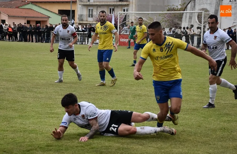 Foto 7 - Pepo y Farr&eacute;s ponen l&iacute;der al Ciudad Rodrigo a falta de dos jornadas en un &eacute;pico desenlace