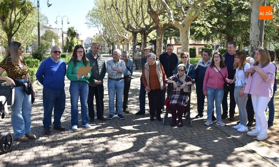 Foto 2 - Afectados de Parkinson plantan tulipanes en La Glorieta con motivo del D&iacute;a Mundial de la enfermedad