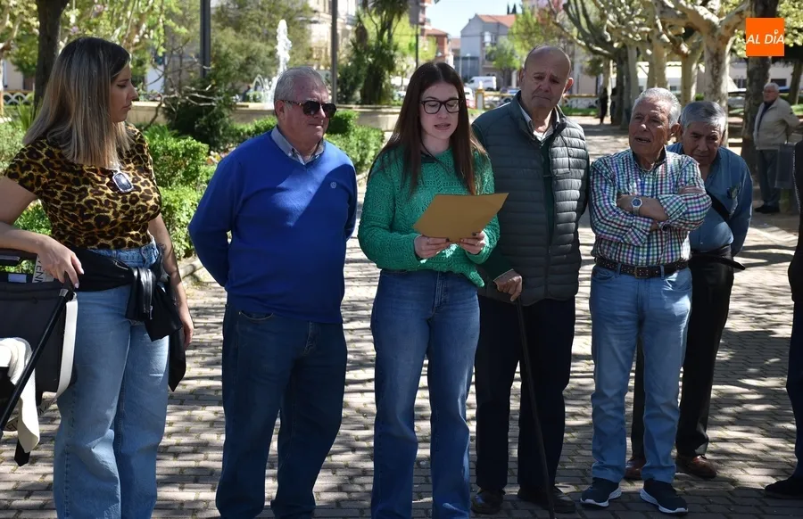 Foto 3 - Afectados de Parkinson plantan tulipanes en La Glorieta con motivo del D&iacute;a Mundial de la enfermedad