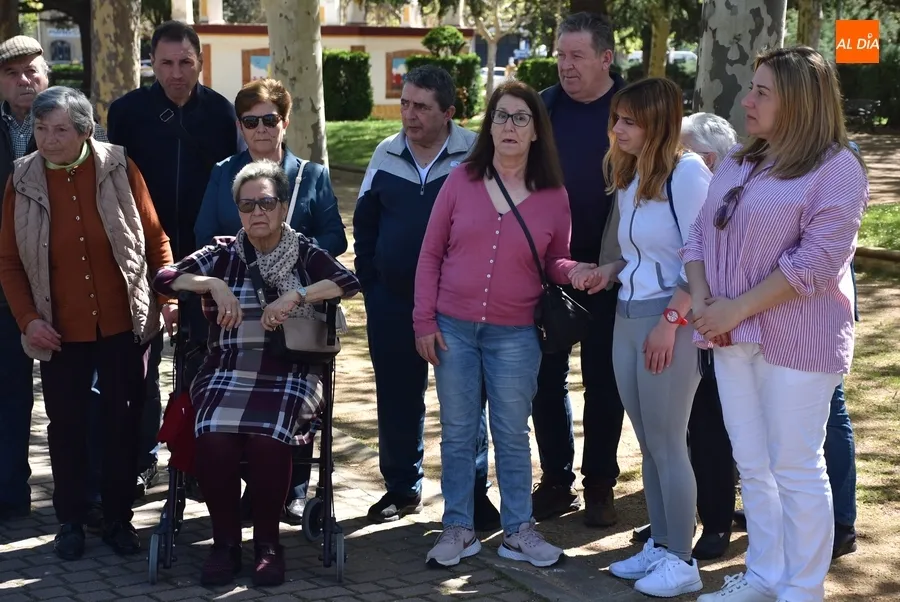 Foto 4 - Afectados de Parkinson plantan tulipanes en La Glorieta con motivo del D&iacute;a Mundial de la enfermedad