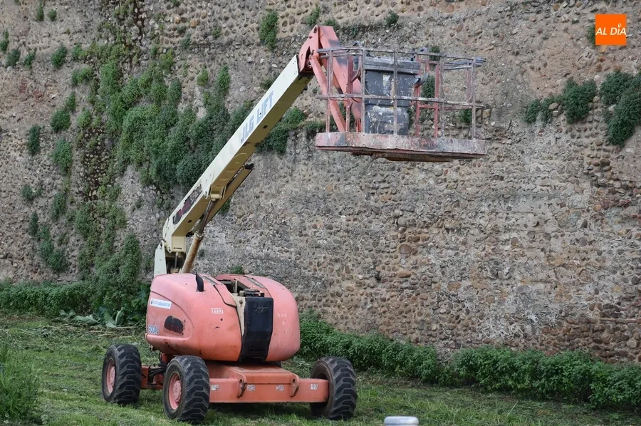 Foto 2 - En marcha una nueva ronda de limpieza de los paramentos de la muralla