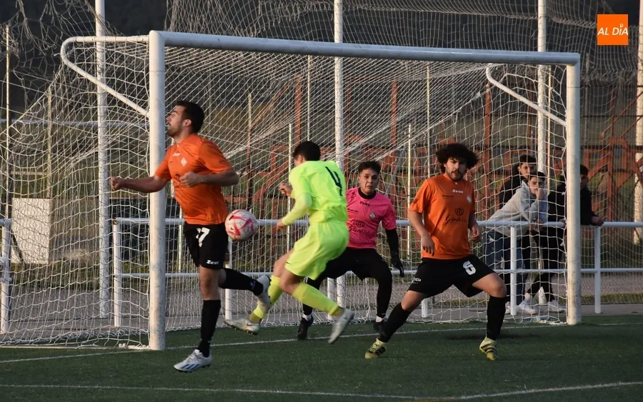 Foto 2 - La UD Mirobrigense le da guerra al CDF Helm&aacute;ntico pero cae derrotada
