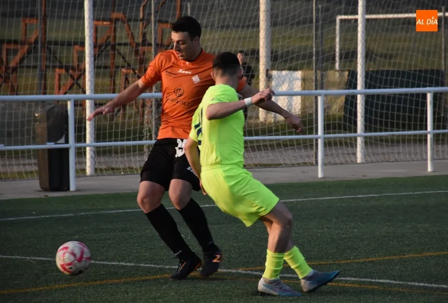 Foto 3 - La UD Mirobrigense le da guerra al CDF Helm&aacute;ntico pero cae derrotada