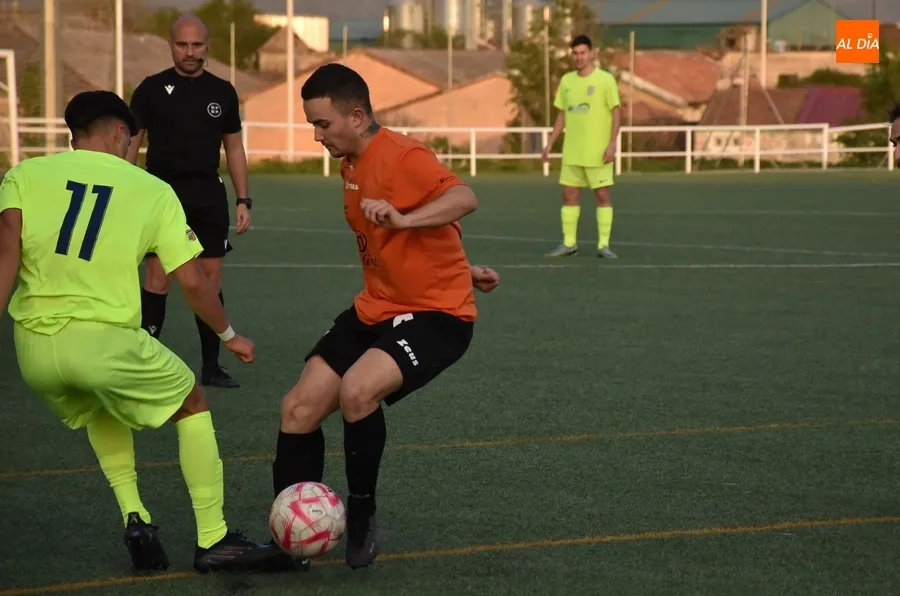 Foto 4 - La UD Mirobrigense le da guerra al CDF Helm&aacute;ntico pero cae derrotada