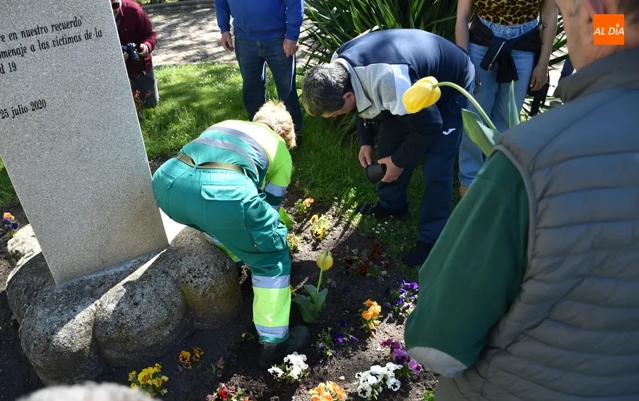 Foto 6 - Afectados de Parkinson plantan tulipanes en La Glorieta con motivo del D&iacute;a Mundial de la enfermedad