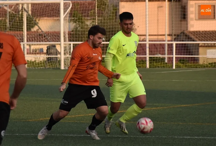 Foto 5 - La UD Mirobrigense le da guerra al CDF Helm&aacute;ntico pero cae derrotada