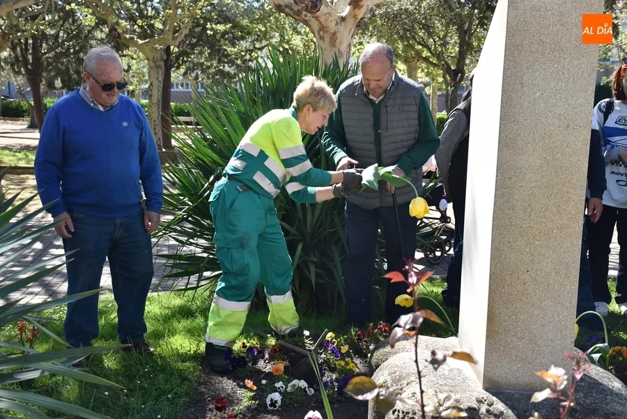 Foto 7 - Afectados de Parkinson plantan tulipanes en La Glorieta con motivo del D&iacute;a Mundial de la enfermedad