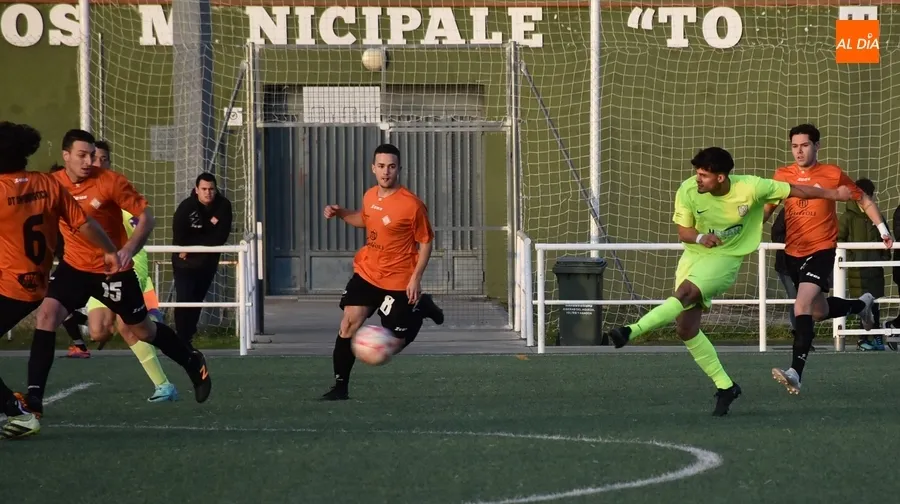 Foto 6 - La UD Mirobrigense le da guerra al CDF Helm&aacute;ntico pero cae derrotada