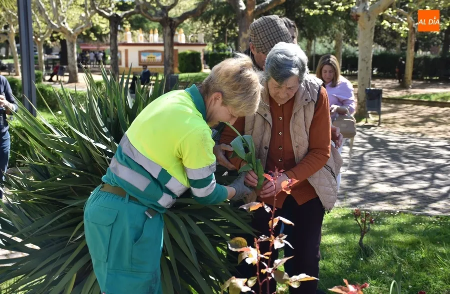 Foto 11 - Afectados de Parkinson plantan tulipanes en La Glorieta con motivo del D&iacute;a Mundial de la enfermedad