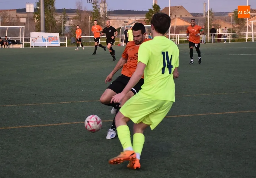 Foto 7 - La UD Mirobrigense le da guerra al CDF Helm&aacute;ntico pero cae derrotada
