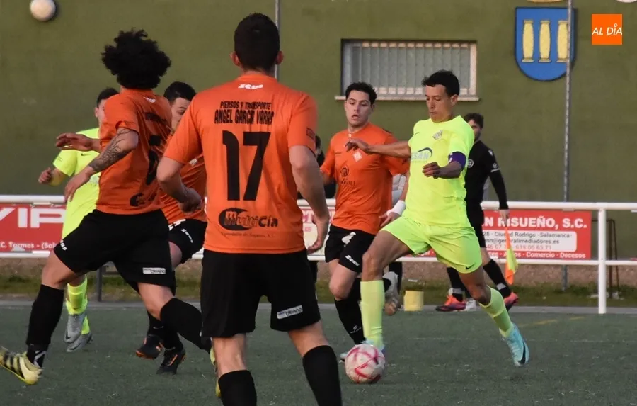 Foto 8 - La UD Mirobrigense le da guerra al CDF Helm&aacute;ntico pero cae derrotada