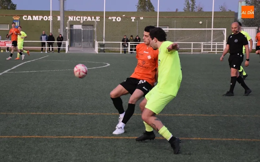 Foto 9 - La UD Mirobrigense le da guerra al CDF Helm&aacute;ntico pero cae derrotada