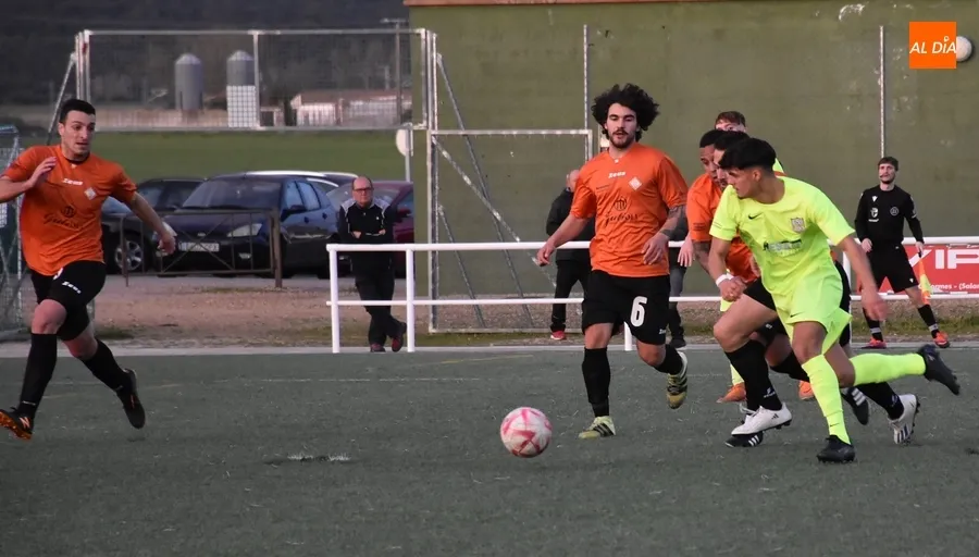 Foto 10 - La UD Mirobrigense le da guerra al CDF Helm&aacute;ntico pero cae derrotada